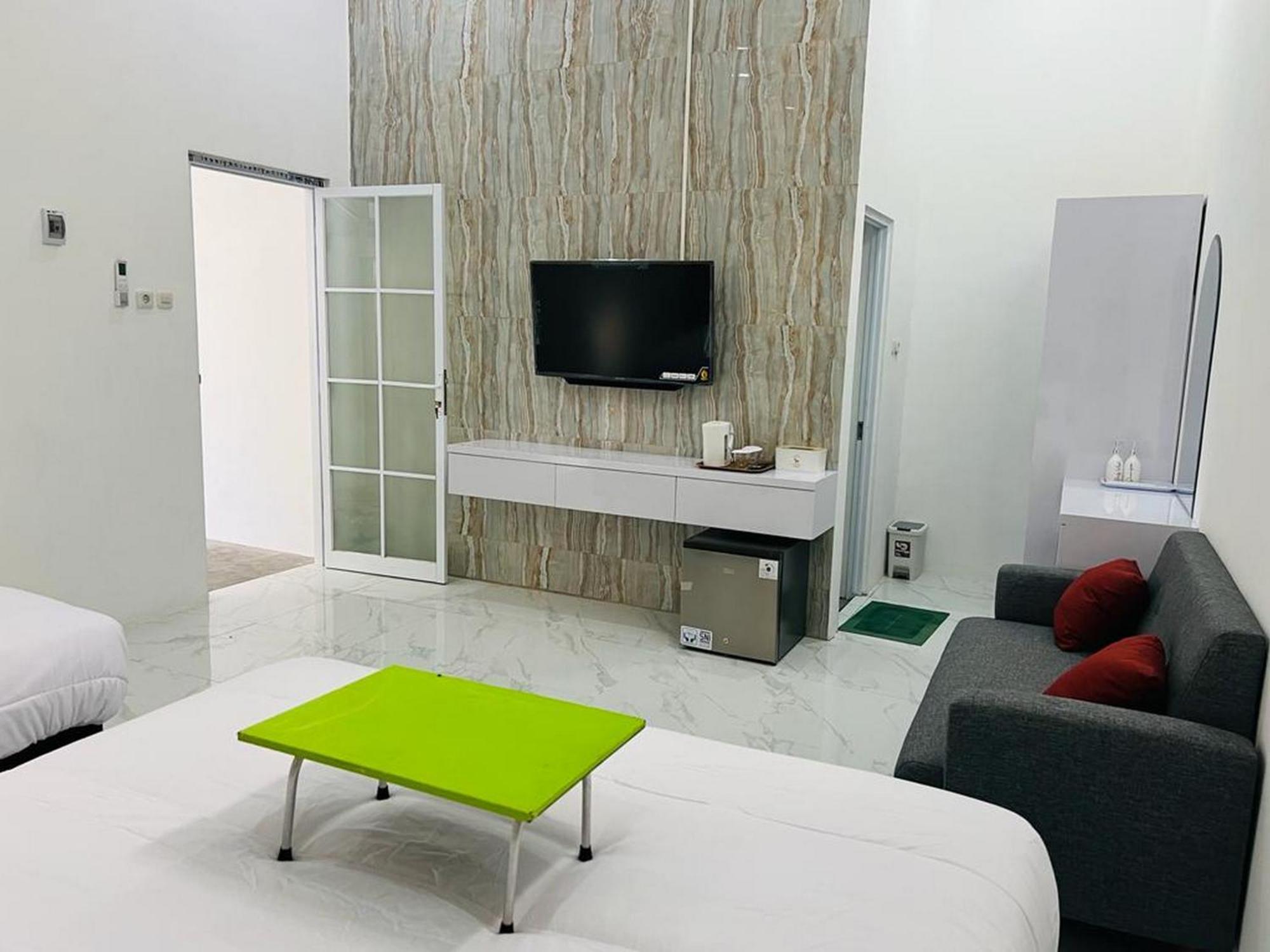 Urbanview Hotel Nimara Ngawi By Reddoorz Exterior photo